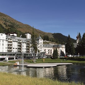 Luxushotel: Außenansicht im Sommer - Precise Tale Seehof Davos