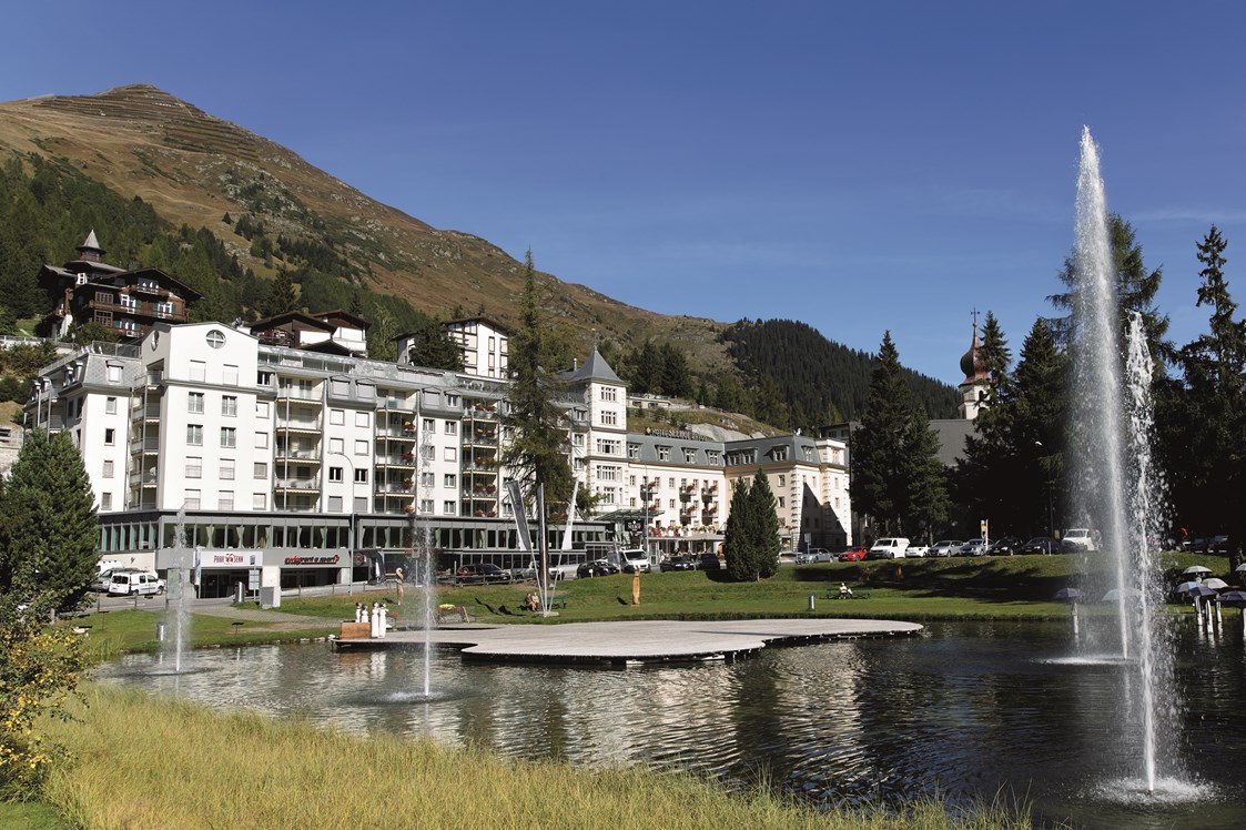 Luxushotel: Außenansicht im Sommer - Precise Tale Seehof Davos