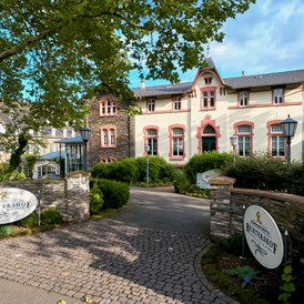 Luxushotel: Zufahrt des Weinromantikhotels Richtershof - Weinromantikhotel Richtershof