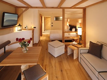 Tirler - Dolomites Living Hotel Zimmerkategorien Besondere Zimmer mit einer atemberaubenden Aussicht Junior-Suite – 46 m²