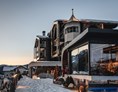 Luxushotel: Winteransicht mit Panoramasauna über den Freibad - Alpin Garden Luxury Maison & Spa