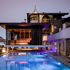 Luxushotel: Aussenpool mit panoramischer Schwebe-Sauna - Alpin Garden Luxury Maison & Spa