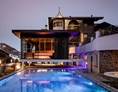 Luxushotel: Aussenpool mit panoramischer Schwebe-Sauna - Alpin Garden Luxury Maison & Spa
