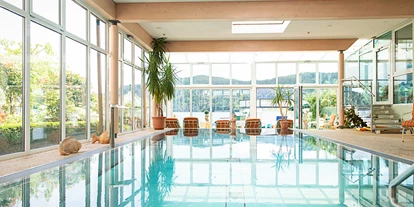 Luxusurlaub - Hotel-Schwerpunkt: Luxus & Ruhe - Kötzing - Innenpool im Wellnessbereich - Seeglück Hotel Forelle