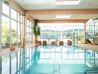 Luxusurlaub - Pools: Innenpool - Innenpool im Wellnessbereich - Seeglück Hotel Forelle