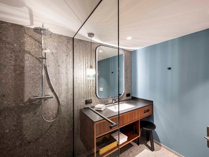 Luxusurlaub - Saunalandschaft: Dampfbad - Moderne Badezimmer - Seeglück Hotel Forelle