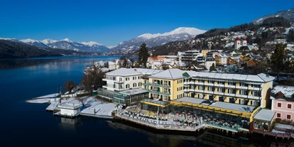 Luxusurlaub - barrierefrei - Saag (Techelsberg am Wörther See) - Hotelansicht im Winter - Seeglück Hotel Forelle