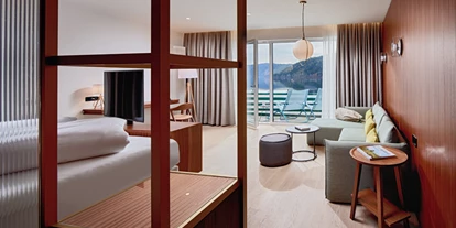 Luxusurlaub - Bettgrößen: Doppelbett - Turrach - Wohn- und Schlafbereich der Suite Königsforelle - Seeglück Hotel Forelle