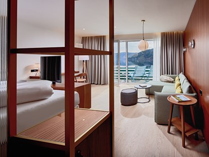 Luxusurlaub - Umgebungsschwerpunkt: Berg - Wohn- und Schlafbereich der Suite Königsforelle - Seeglück Hotel Forelle