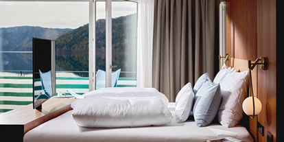 Luxusurlaub - Wellnessbereich - St. Bartlmä - Ausblick vom Bett auf den See - Seeglück Hotel Forelle