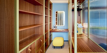 Luxusurlaub - Saunalandschaft: finnische Sauna - Geräumige Garderobe - Seeglück Hotel Forelle