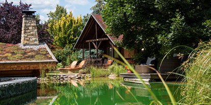 Luxusurlaub - Umgebungsschwerpunkt: See - Schwimmteich im Hotelgarten - Wellnesshotel Seeschlösschen - Privat-SPA & Naturresort