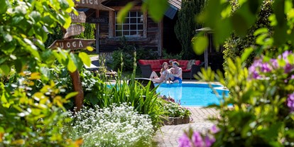 Luxusurlaub - Hotel-Schwerpunkt: Luxus & Kulinarik - Pärchen am Außenpool - Wellnesshotel Seeschlösschen - Privat-SPA & Naturresort