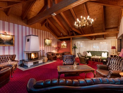 Luxusurlaub - Concierge - Kaminzimmer in der Lounge & Bar - Wellnesshotel Seeschlösschen - Privat-SPA & Naturresort