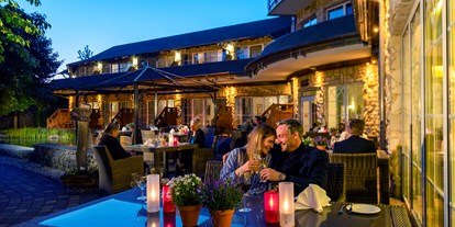 Luxusurlaub - Umgebungsschwerpunkt: See - Dinner auf der Terrasse des Restaurant Schlossteichstuben - Wellnesshotel Seeschlösschen - Privat-SPA & Naturresort