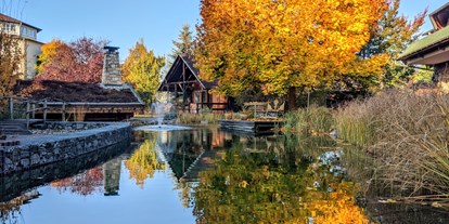 Luxusurlaub - Verpflegung: Halbpension - Herbstatmosphäre am Schlossteich - Wellnesshotel Seeschlösschen - Privat-SPA & Naturresort