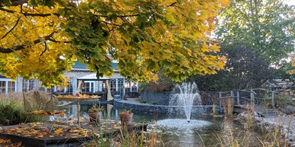 Luxusurlaub - Saunalandschaft: Biosauna - Herbstatmosphäre am Schlossteich - Wellnesshotel Seeschlösschen - Privat-SPA & Naturresort