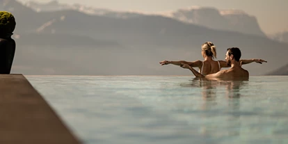 Luxusurlaub - Pools: Außenpool beheizt - Südtirol - Infinitypool Hotel Südtirol - Panoramahotel Huberhof****s