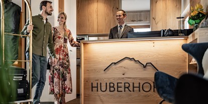 Luxusurlaub - Bettgrößen: King Size Bett - Reischach (Trentino-Südtirol) - Rezeption Huberhof - Panoramahotel Huberhof****s