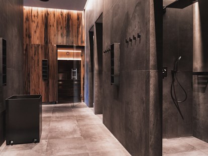 Luxusurlaub - Saunalandschaft: finnische Sauna - Spa Bereich Duschen - Scheiblhofer The Resort