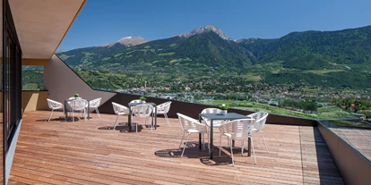 Luxusurlaub - Hotel-Schwerpunkt: Luxus & Golf - St. Leonhard im Pitztal - Panoramaterrasse mit Blick auf Meran - Parkhotel Marlena - Adults Only 14+