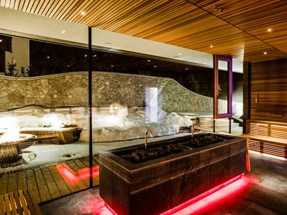 Luxusurlaub - Saunalandschaft: finnische Sauna - Panoramasauna nachts - Granbaita Dolomites