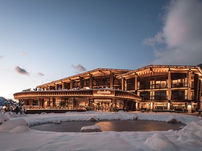 Luxusurlaub - Saunalandschaft: Dampfbad - Hotel Granbaita Dolomites Außenansicht - Granbaita Dolomites