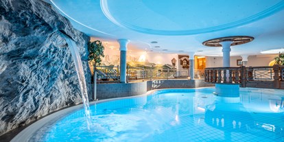 Luxusurlaub - Pools: Infinity Pool - Kössen - Wellnessresort Seiwald