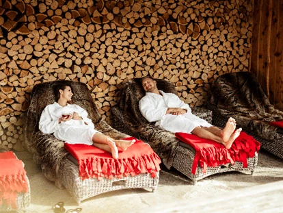 Luxusurlaub - Saunalandschaft: finnische Sauna - Schönberg im Stubaital - Entspannung vor der Holzwand ©Staudacherhof - Staudacherhof