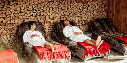 Luxusurlaub - Langschläferfrühstück - Entspannung vor der Holzwand ©Staudacherhof - Staudacherhof