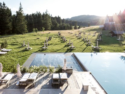 Luxusurlaub - Pools: Außenpool beheizt - Garmisch-Partenkirchen - Blick vom Badehaus in Richtung Zugspitze - Das Kranzbach