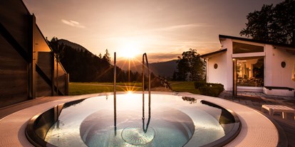 Luxusurlaub - Verpflegung: 3/4 Pension - Sonnenuntergang im Whirlpool  - Alm- & Wellnesshotel Alpenhof****s