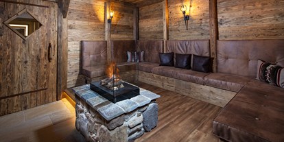Luxusurlaub - Saunalandschaft: finnische Sauna - Kaminlounge im SPA - Alm- & Wellnesshotel Alpenhof****s