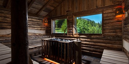 Luxusurlaub - Saunalandschaft: finnische Sauna - Finnischer Saunakaser - Alm- & Wellnesshotel Alpenhof****s