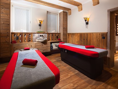 Luxusurlaub - Saunalandschaft: finnische Sauna - Massageraum - Alm- & Wellnesshotel Alpenhof****s