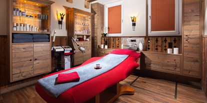 Luxusurlaub - Saunalandschaft: finnische Sauna - Kosmetikstudio - Alm- & Wellnesshotel Alpenhof****s