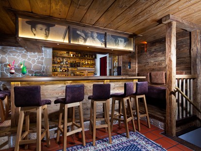Luxusurlaub - Saunalandschaft: finnische Sauna - Hotelbar - Alm- & Wellnesshotel Alpenhof****s