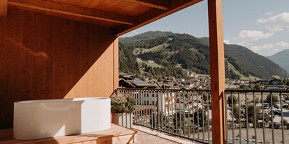 Luxusurlaub - Saunalandschaft: Außensauna - Saalbach - Suite mit Badewanne - Hotel Nesslerhof