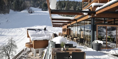 Luxusurlaub - Bar: Hotelbar - Burg (Kals am Großglockner) - Terrasse Winter DAS.GOLDBERG - Das Goldberg