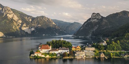 Luxusurlaub - Preisniveau: moderat - Oberösterreich - Blick auf die Halbinsel und das Hotel - Seehotel Das Traunsee****s