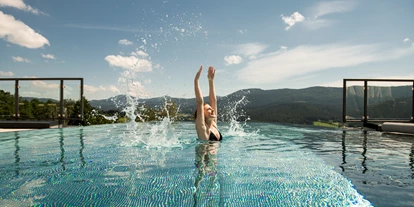 Luxusurlaub - Saunalandschaft: Außensauna - Kötzting - Im 25 Meter langen Inifinity Pool schwimmt man quasi dem Lamer Winkel entgegen. - Hotel Sonnenhof Lam im Bayerischen Wald