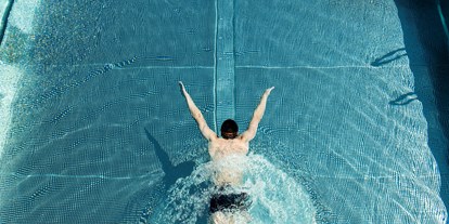 Luxusurlaub - Pools: Infinity Pool - Der ganzjährig beheitzter 25-Meter-Infinity-Pool - Hotel Sonnenhof Lam im Bayerischen Wald