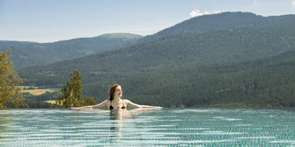 Luxusurlaub - Bettgrößen: Doppelbett - Eppenschlag - Infinity Pool mit Blick auf den Bayerischen Wald - Hotel Sonnenhof Lam im Bayerischen Wald