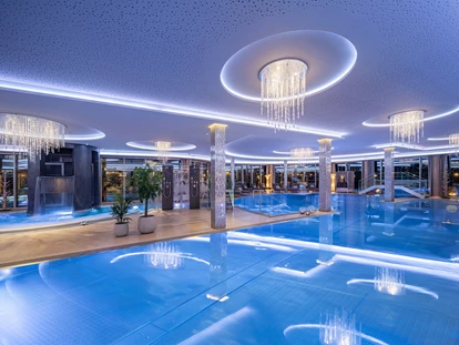 Luxusurlaub - Hotel-Schwerpunkt: Luxus & Kulinarik - Neuschönau - 20 m Indoorbecken mit Attraktionspools und Wasserfallturm - 5-Sterne Wellness- & Sporthotel Jagdhof