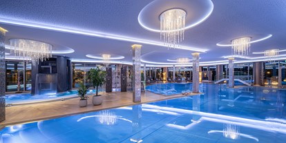 Luxusurlaub - Saunalandschaft: finnische Sauna - 20 m Indoorbecken mit Attraktionspools und Wasserfallturm - 5-Sterne Wellness- & Sporthotel Jagdhof