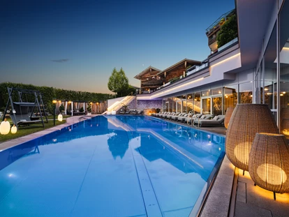 Luxusurlaub - Hotel-Schwerpunkt: Luxus & Kulinarik - Neuschönau - 25 m langer, ganzjährig beheizter Infinity-Pool mit Sprudelliegen - 5-Sterne Wellness- & Sporthotel Jagdhof