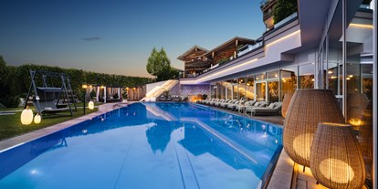 Luxusurlaub - Langschläferfrühstück - 25 m langer, ganzjährig beheizter Infinity-Pool mit Sprudelliegen - 5-Sterne Wellness- & Sporthotel Jagdhof