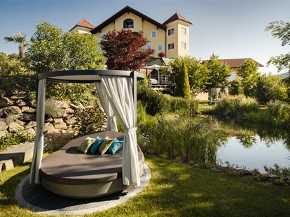 Luxusurlaub - Hotel-Schwerpunkt: Luxus & Kulinarik - Neuschönau - Ruheoase mit Himmelbetten im Gartenbereich - 5-Sterne Wellness- & Sporthotel Jagdhof