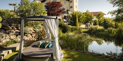 Luxusurlaub - Saunalandschaft: finnische Sauna - Ruheoase mit Himmelbetten im Gartenbereich - 5-Sterne Wellness- & Sporthotel Jagdhof