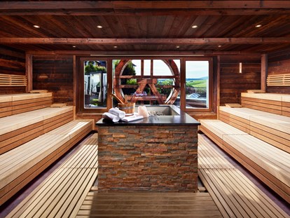 Luxusurlaub - Sauna - Panorama-Event-Sauna mit täglich wechselnden Show-Aufgüssen - 5-Sterne Wellness- & Sporthotel Jagdhof